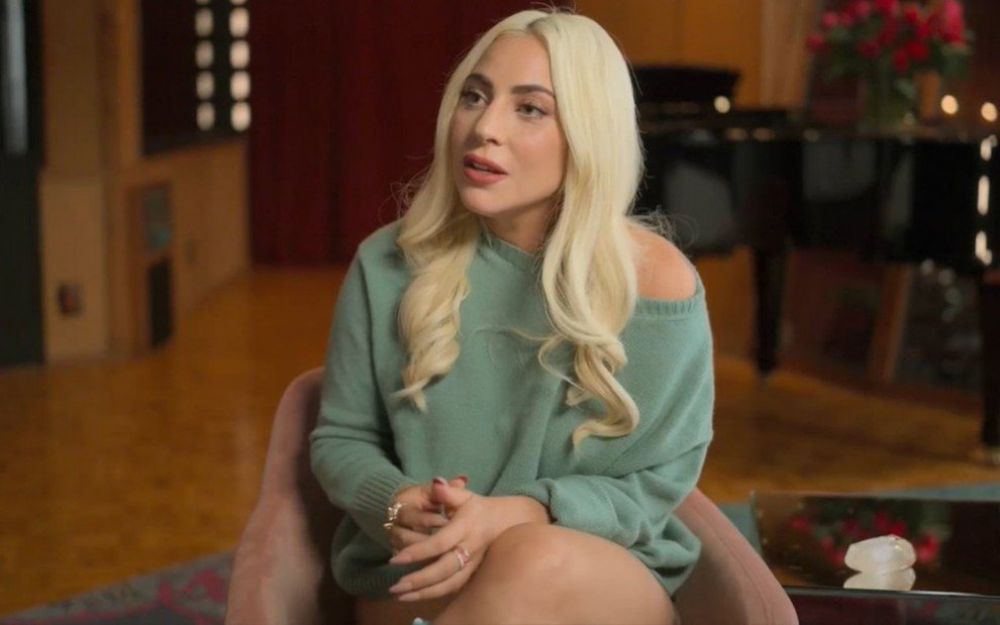 Ela disse ainda que o estuprador a deixou “grávida na esquina”. Ela estava vomitando e passando mal. As marcas da violência sofrida no início da juventude acompanham Lady Gaga, que contou, também, ter sofrido um surto psicótico anos depois. “Já fiz inúmeras ressonâncias magnéticas e exames, e não encontraram nada. Mas o corpo lembra”, disse ainda. A cantora e atriz afirmou que não pretende revelar o nome do agressor porque nunca mais quer encontrá-lo.