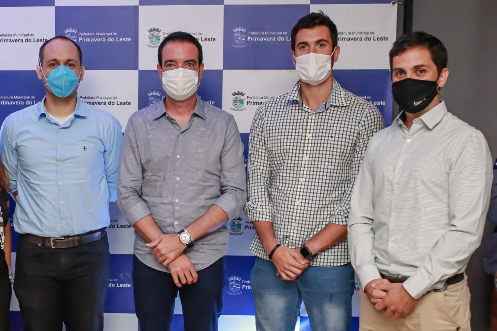 Representantes da Rumo Logística e o prefeito Léo Bortolin