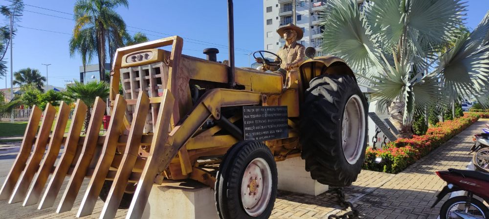 O ic&ocirc;nico trator com a escultura do trabalhador, no centro de Primavera do Leste, um s&iacute;mbolo do trabalho &aacute;rduo dos pioneiros e um marco art&iacute;stico da cidade. Foto: Diego Eifler