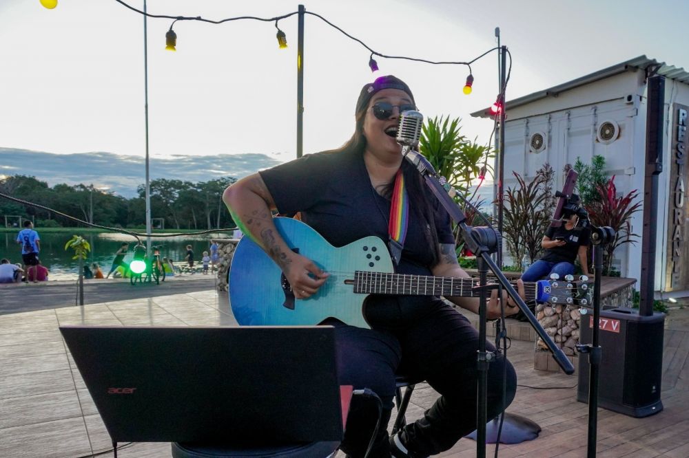 Siliane Serqueira Uchoa, talentosa cantora local, empolgando o p&uacute;blico durante uma de suas apresenta&ccedil;&otilde;es na cidade. Diego Eifler