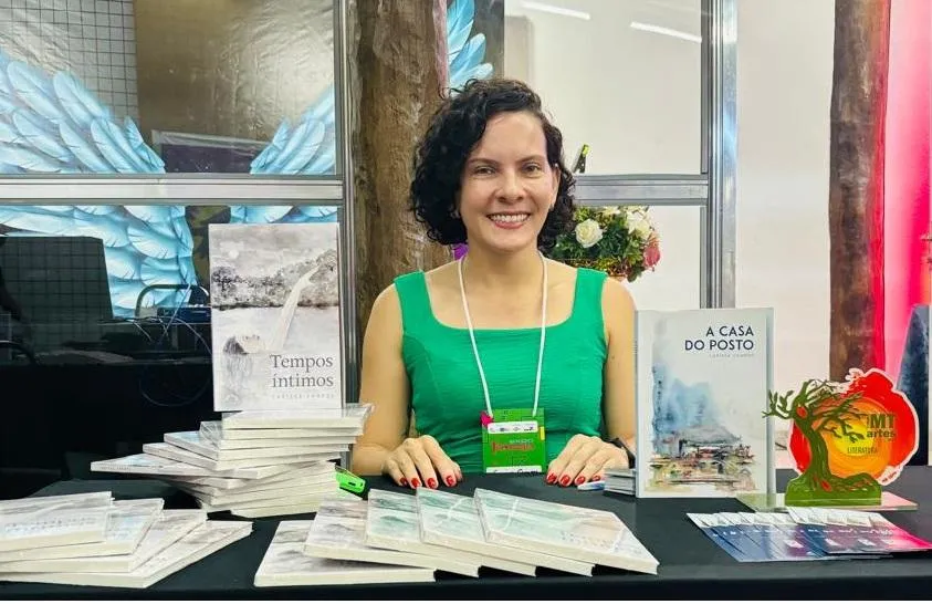 Larissa Campos, jornalista e escritora, durante oficina de escrita criativa.