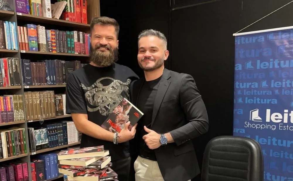 O m&eacute;dico William Guarnieri ao lado do escritor e amigo David Correia, prestigiando o lan&ccedil;amento de &ldquo;Fasc&iacute;nio&rdquo; em Cuiab&aacute;.