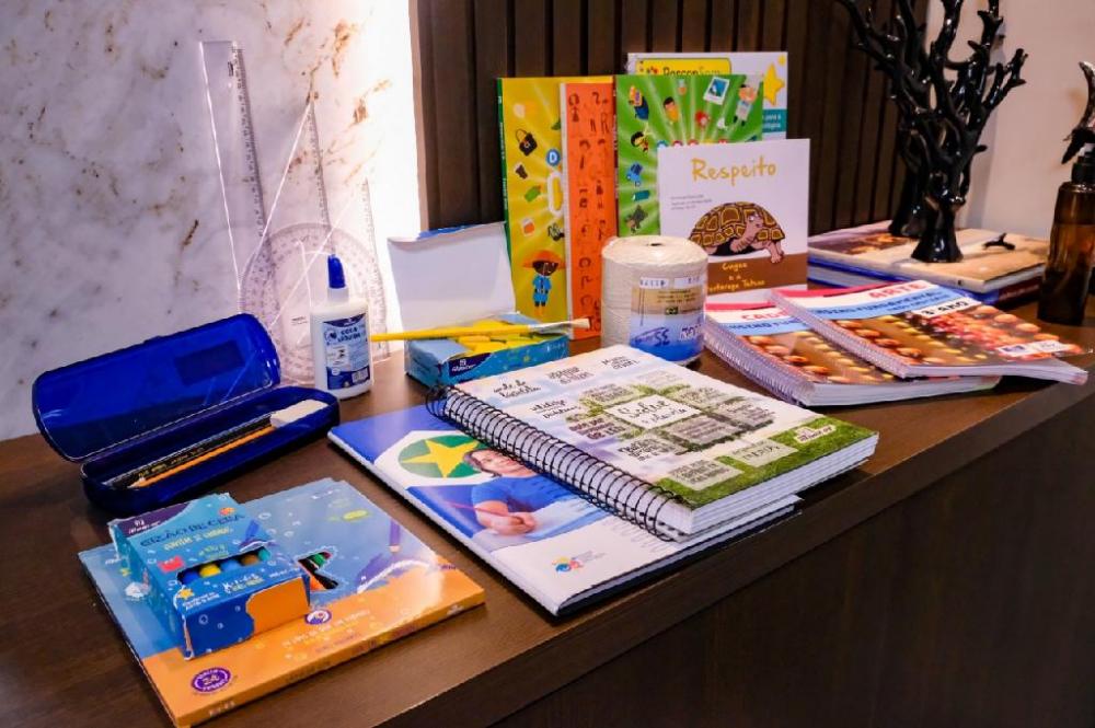Municípios de MT receberão kits escolares e uniformes para estudantes da rede estadual em abril
