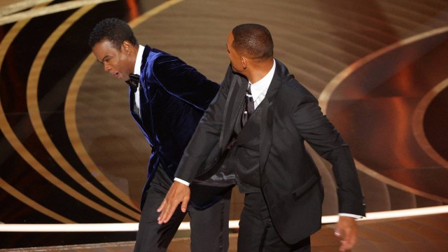 Will Smith dá um soco em Chris Rock ao vivo no Oscar 2022
