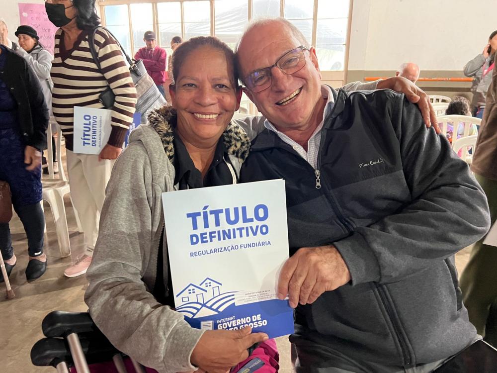 Moradores de Chapada recebem escritura definitiva de imóveis da Cohab Véu de Noiva