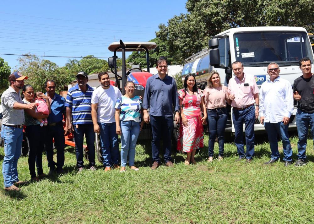 Deputados Thiago Silva e Carlos Bezerra entregam equipamentos para agricultura familiar de Nova Brasilândia