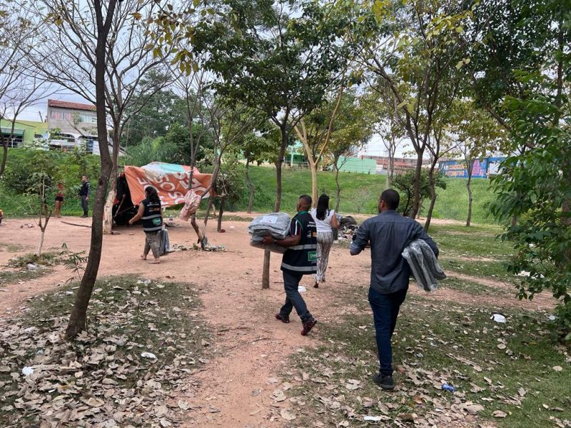 Assistência Social de Cuiabá antecipa chegada do frio e entrega 100 cobertores à moradores de rua