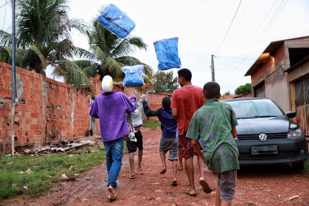 Primeira-dama entrega 6,8 mil cobertores em Cuiabá e interior de MT