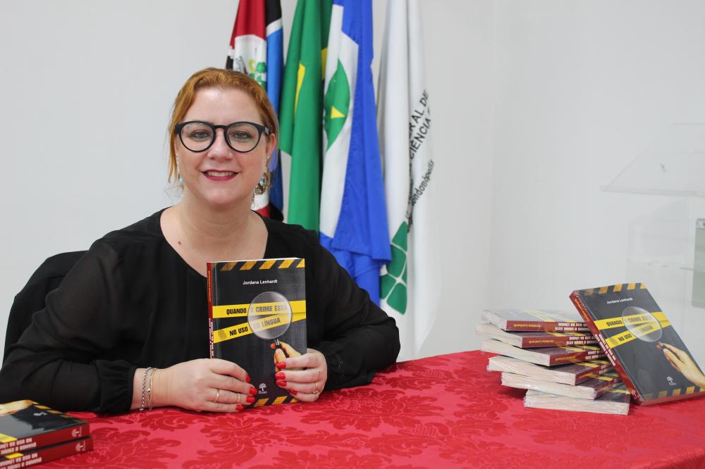 Professora do IFMT Rondonópolis lança o livro ‘Quando o crime está no uso da língua’