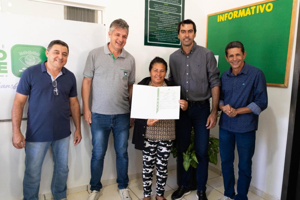 Prefeitura de Campo Verde entrega títulos de propriedade para moradores do Assentamento Dom Osório