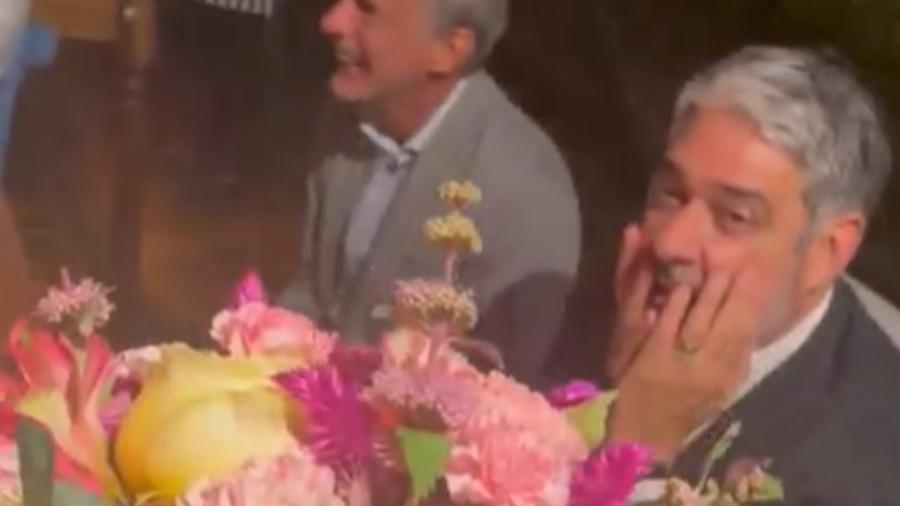 Filha de William Bonner mostra ele ‘nervoso’ ao vê-la com buquê de noiva