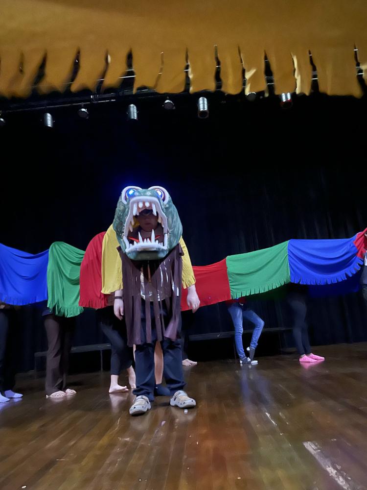 Crianças e adolescentes encenam peça Histórias da Vovó do Coxipó no Cine Teatro Cuiabá