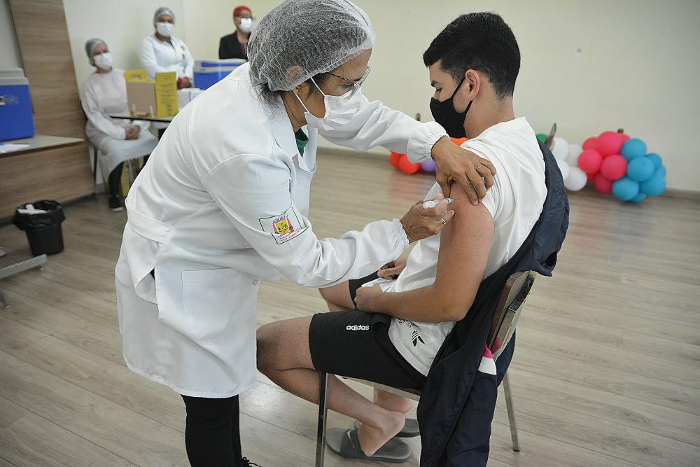 Várzea Grande inicia aplicação da terceira dose da vacina contra a covid-19 em adolescentes