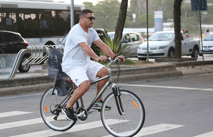 Ronaldo Fenômeno começa jornada de 500km de bicicleta para pagar promessa