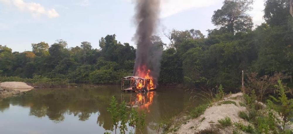 Operação embarga propriedades em área de preservação no bioma amazônico e destrói balsas usadas em garimpos ilegais