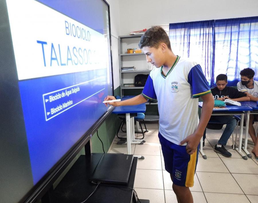 Escolas Municipais de Primavera do Leste recebem lousas interativas digitais