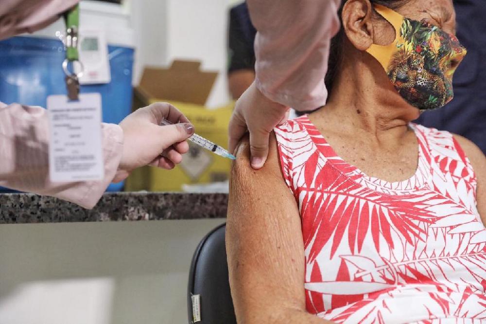 Saúde convoca idosos a buscarem a quarta dose da vacina contra Covid-19
