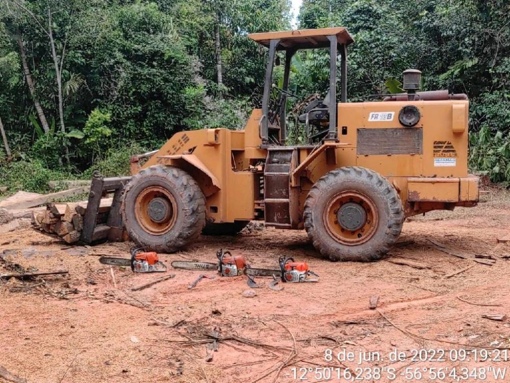 Batalhão Ambiental prende homem e apreende motosserras e trator em propriedade rural em MT