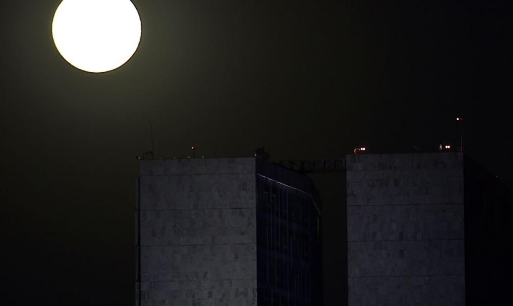 Superlua será visível na noite desta terça-feira (14)