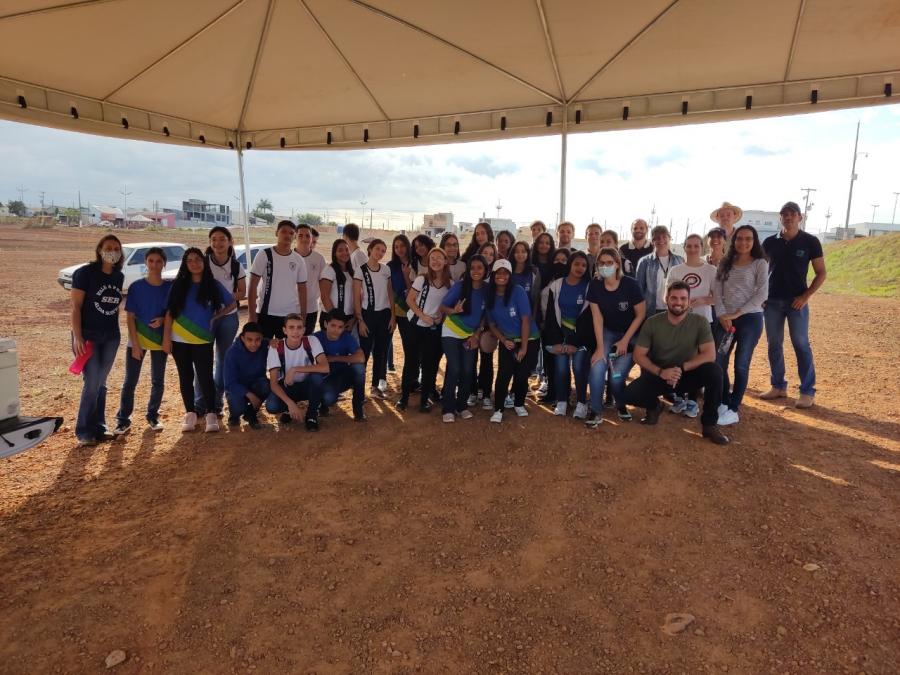 Alunos recolhem resíduos para estudos futuros sobre o Córrego Traíra em comemoração a semana do Meio ambiente