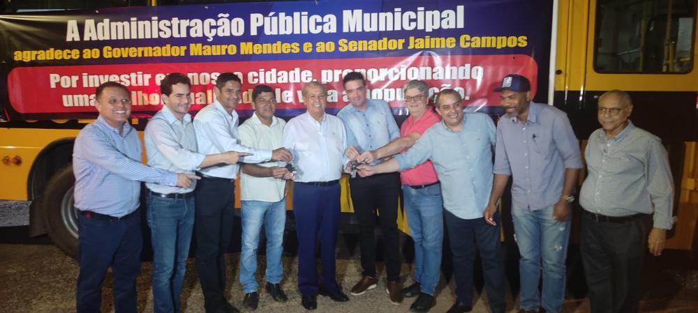 Prefeitura recebe ônibus escolar e caminhão da agricultura familiar para população Primaverense