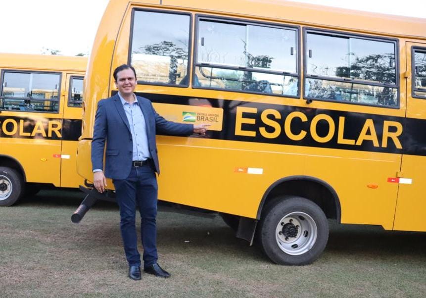 Thiago Silva entrega ônibus escolar em Rondonópolis