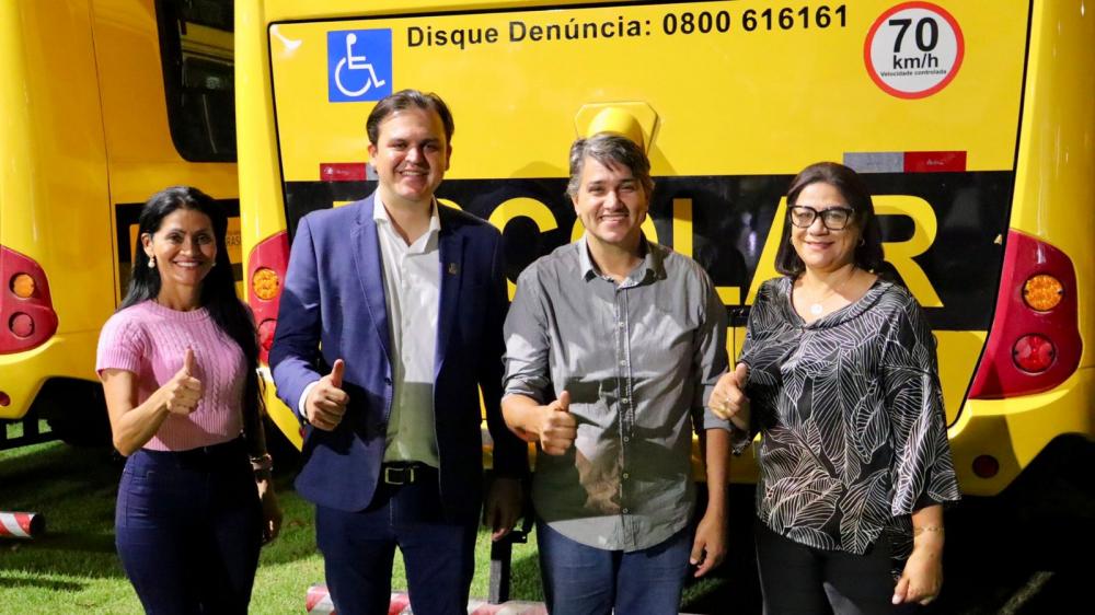 Deputado Thiago Silva entrega ônibus escolar para Dom Aquino