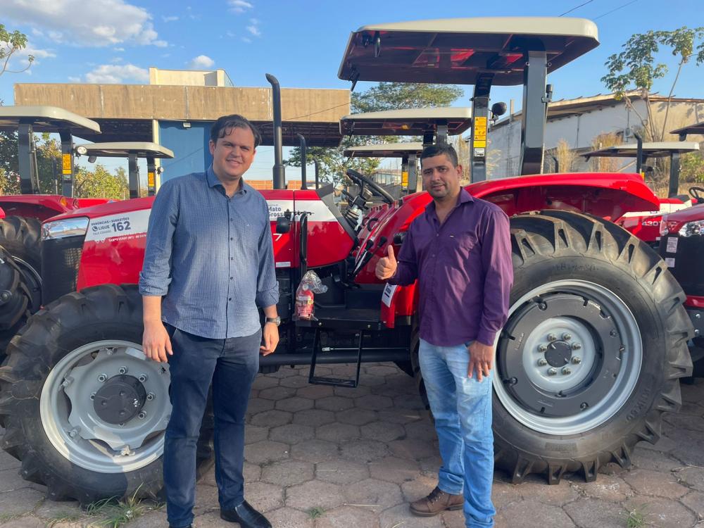 Thiago Silva fortalece agricultura de Dom Aquino com trator e implementos