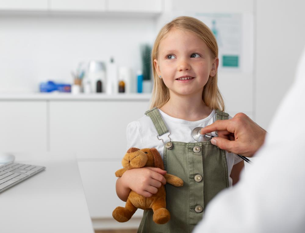 Médico pediatra tem papel fundamental no crescimento e desenvolvimento infantil