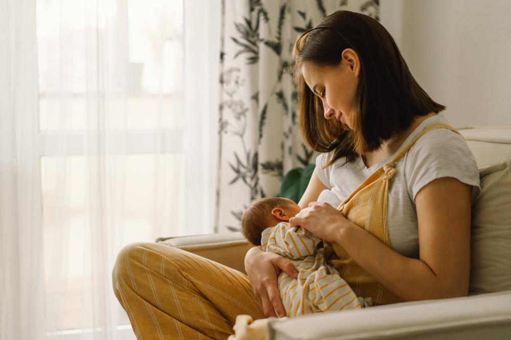 Leite materno oferece todos os elementos para nutrir o bebê, afirma pediatra