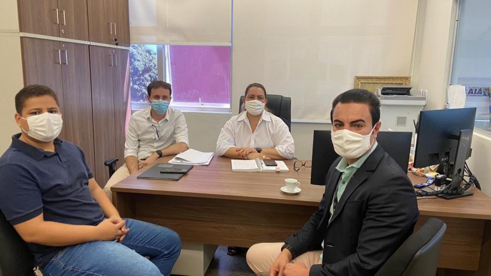 Deputado Thiago Silva garante a entrega de 14 Aparelhos de Ar-condicionado para escola de Tesouro 