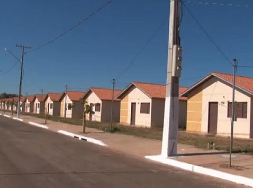 Em Rondonópolis, prefeitura entrega 250 contratos habitacionais para os moradores 