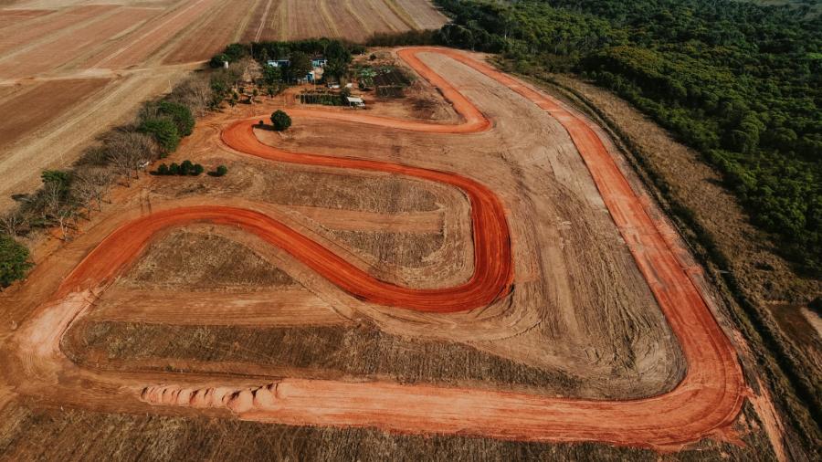 Prefeito e vice vistoriam obras do autódromo municipal em Primavera do Leste