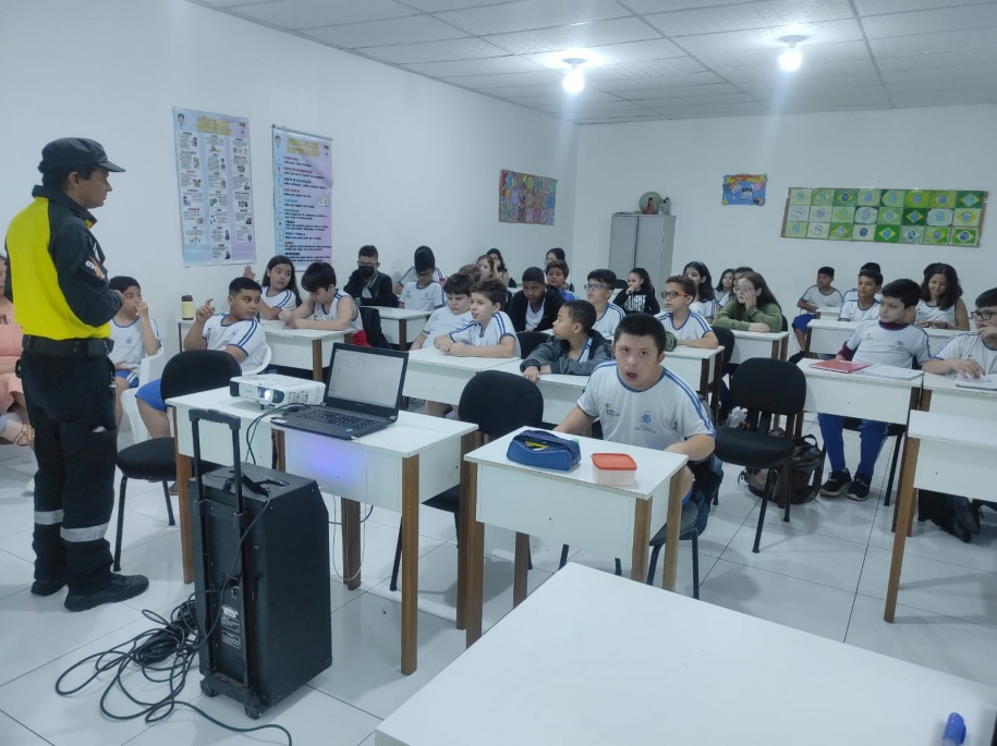 CMTU realiza ações de conscientização de trânsito nas escolas