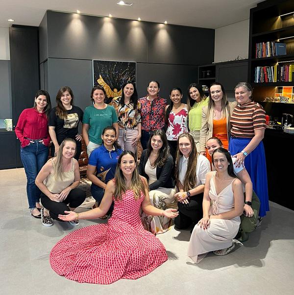 Master coach realiza treinamento para mulheres em prol da Rede Feminina de Combate ao Câncer
