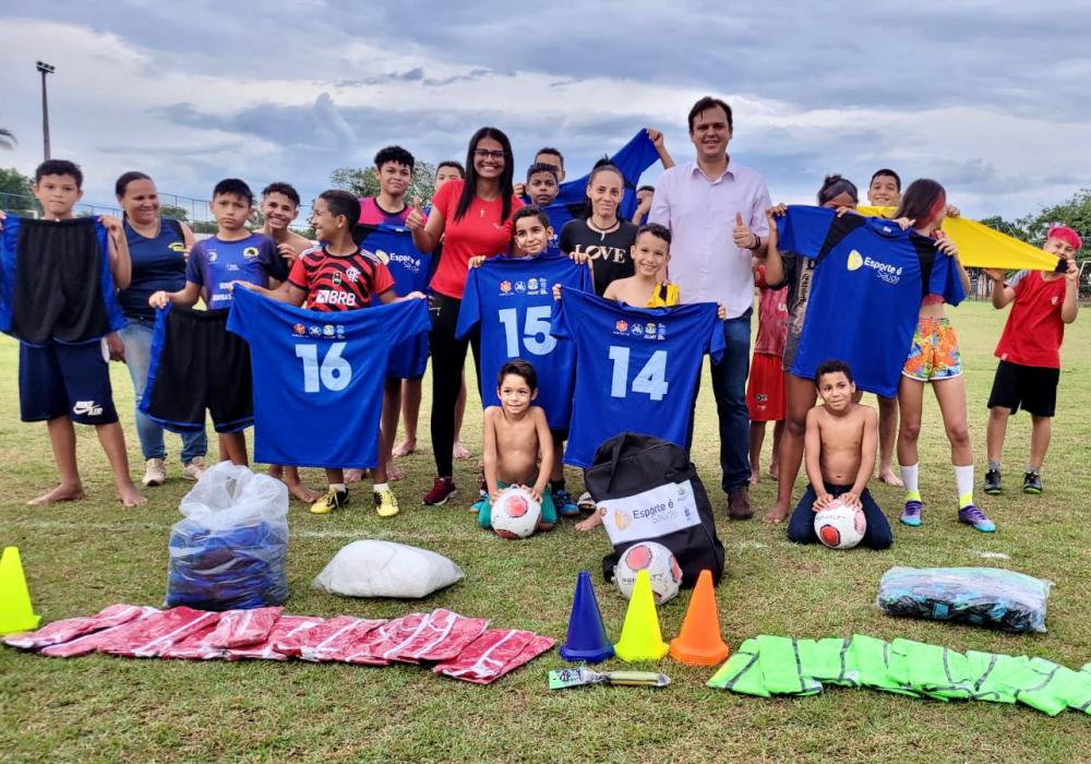 Thiago Silva realiza a entrega de materiais esportivos na Vila Paulista