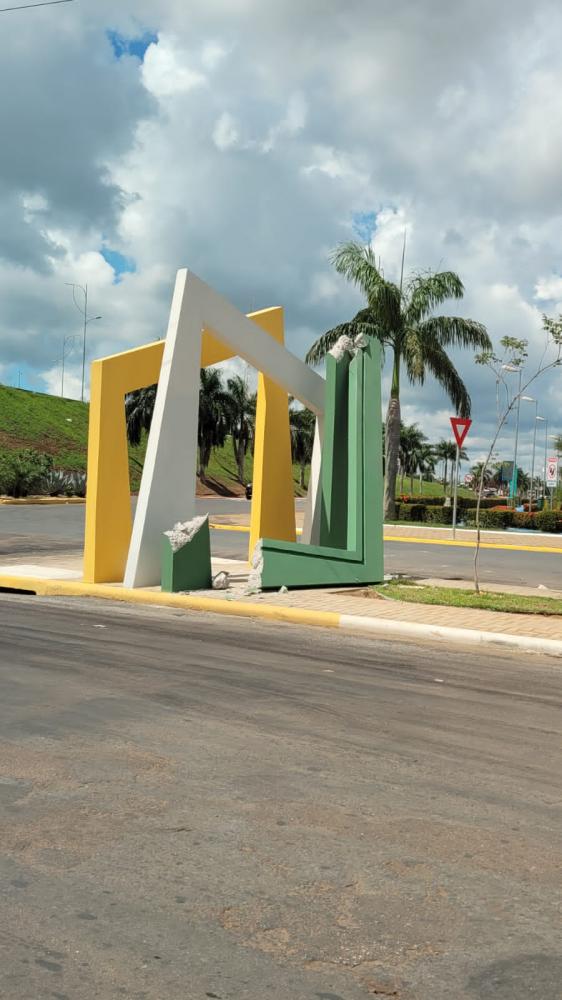 Vídeo: motorista bate em monumento público, destrói e foge em Primavera do Leste