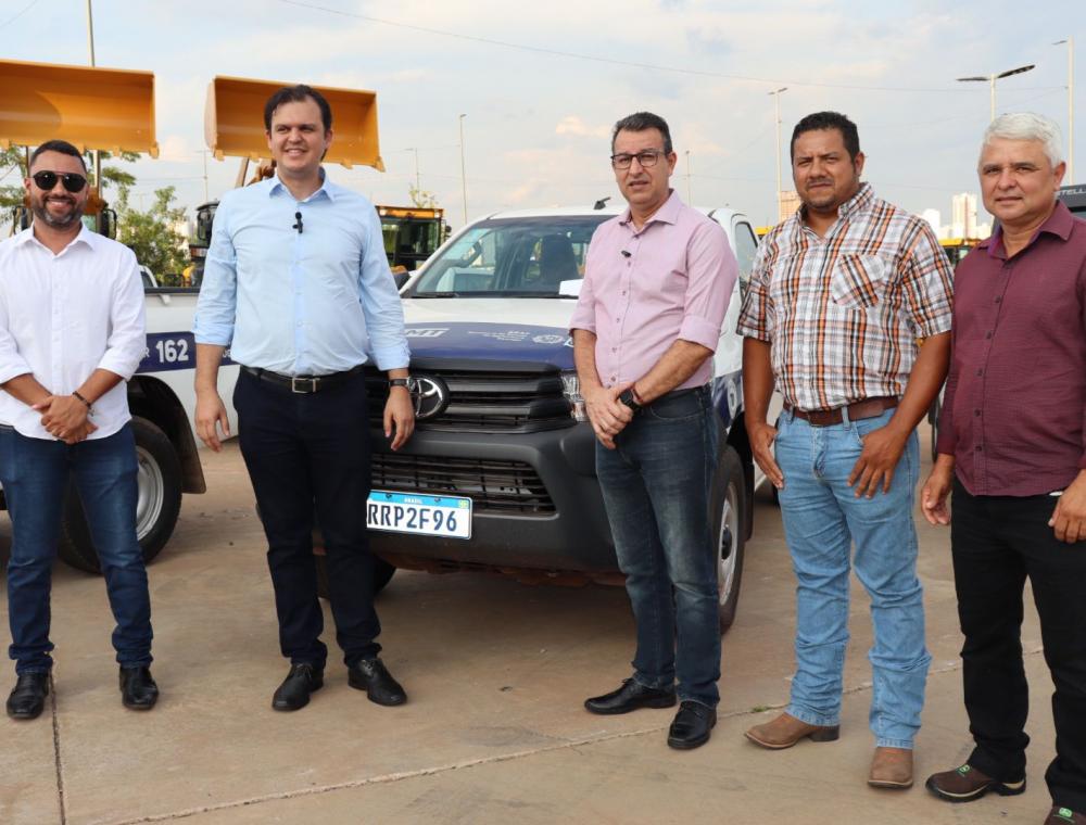 Thiago Silva entrega caminhonete Hillux para atender a agricultura familiar de Poxoréu