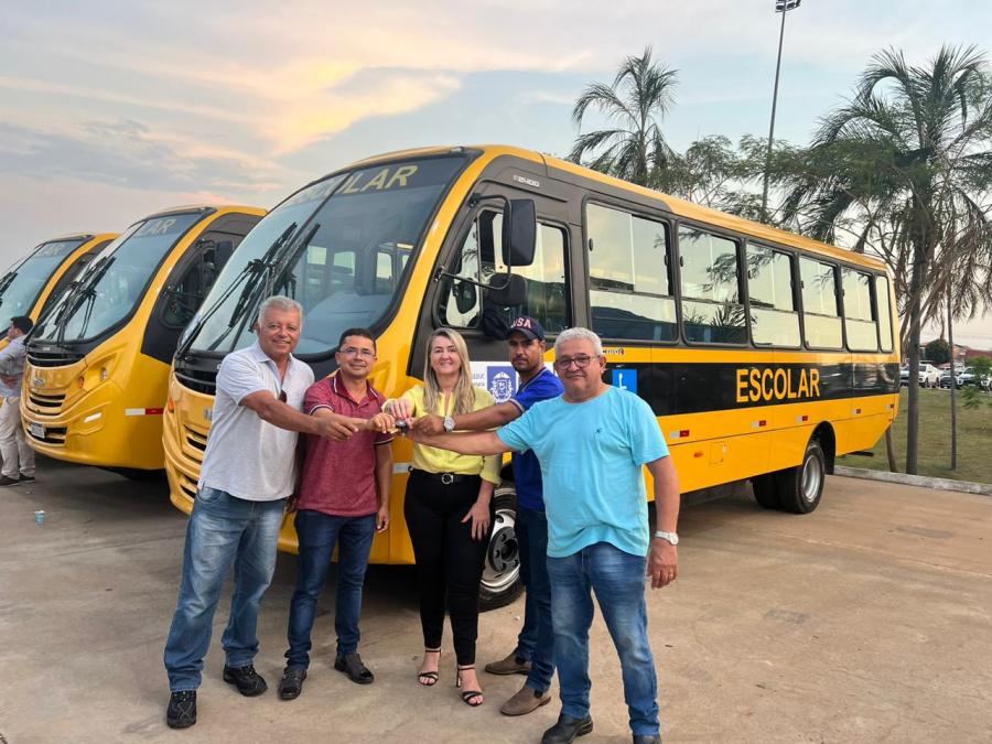 Primavera do Leste recebe três ônibus escolares novos