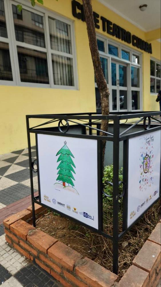 Mini painéis em frente ao Cine Teatro Cuiabá se transformam em expositores de desenhos de crianças e adolescentes entre 4 a 17 anos