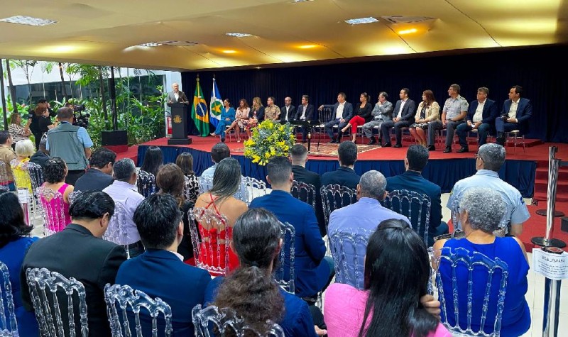 Governo empossa novos diretores escolares e anuncia projetos de incentivo a alunos e professores