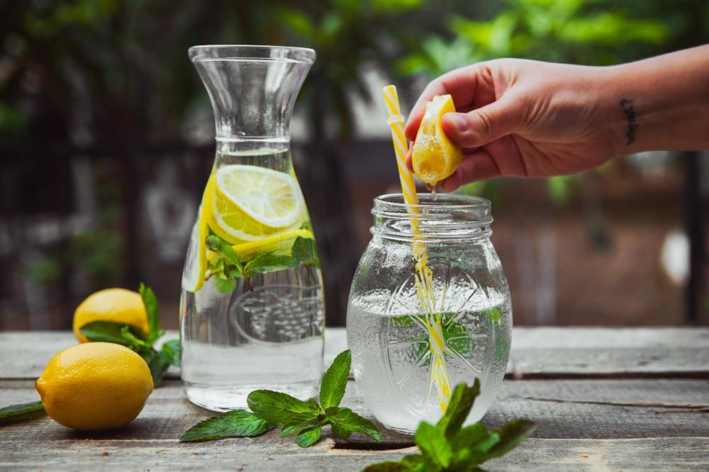 Aproveite o verão com bebidas refrescantes e alimentos nutritivos