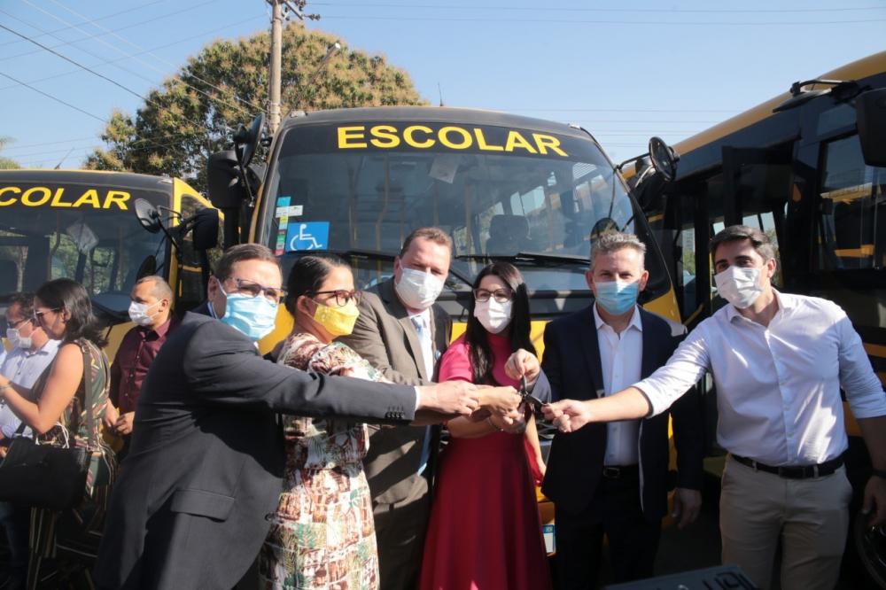 Max Russi participa de entrega de ônibus escolares para cinco municípios
