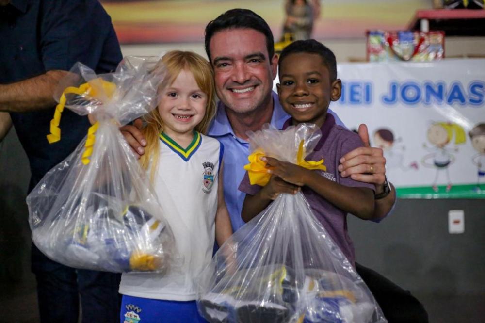 Prefeitura inicia entrega de kits escolares para todos os alunos