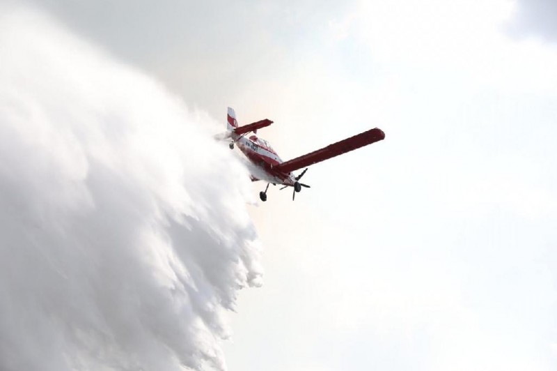 Aeronave e helicóptero são usados para apagar incêndio no Morro de Santo Antônio