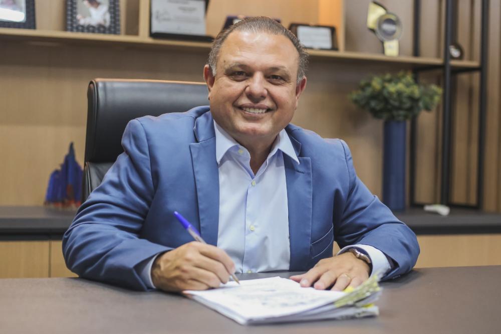 Prefeito em exercício de Primavera do Leste discute com o governador investimentos em habitação