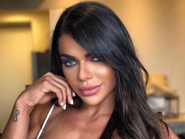 Miss Bumbum tatua o nome de Lionel Messi em local inusitado e choca a web