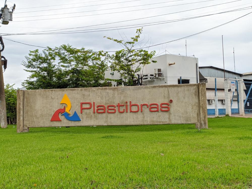 Indústria de Cuiabá se destaca internacionalmente produzindo tubulações com embalagens de defensivos agrícolas devolvidas 