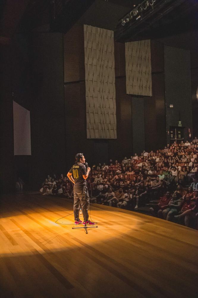 Gio Lisboa é atração em Cuiabá com show de comédia “Fora da Casinha”
