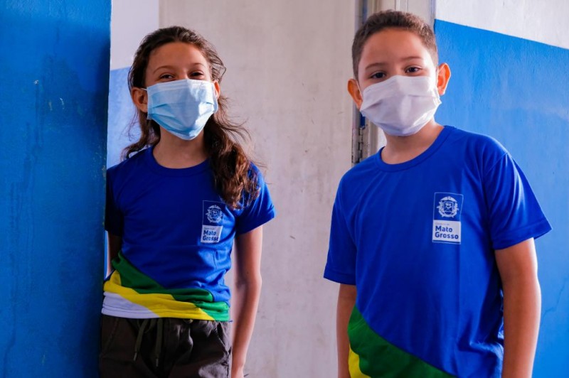Governo de MT começa a distribuir novo uniforme para estudantes